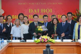 Ban Chấp hành Hội Hữu nghị Việt Nam-Tây Ban Nha khóa III ra mắt đại hội. (Ảnh: Dương Giang/TTXVN)
