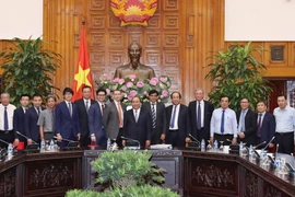 Thủ tướng Nguyễn Xuân Phúc và các nhà đầu tư vào tỉnh Bạc Liêu. (Ảnh: Thống Nhất/TTXVN)