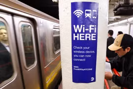 Biển báo truy cập Internet không dây miễn phí ở ga tàu điện ngầm New York. (Nguồn: Reuters)