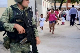 Binh sỹ Mexico đứng gác trên đường phố. (Nguồn: AFP)