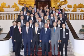 Thủ tướng Nguyễn Xuân Phúc chụp ảnh chung với Đoàn đại biểu Liên đoàn Các tổ chức Kinh tế Nhật Bản. (Ảnh: Thống Nhất/TTXVN)