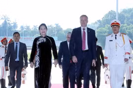 Chủ tịch Quốc hội Nguyễn Thị Kim Ngân đón Chủ tịch Hạ viện Australia Tony Smith. (Ảnh: Trọng Đức/TTXVN)