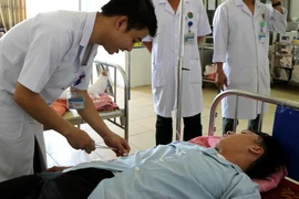 Bác sỹ Bệnh viện đa khoa Hà Tĩnh khám, cấp cứu nạn nhân bị tai nạn giao thông. (Ảnh: Công Tường/TTXVN)