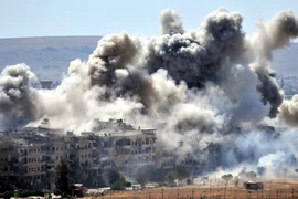 Khói bốc lên sau đợt không kích của quân đội Syria nhằm vào các vị trí của phiến quân ở Hajar al-Aswad, phía nam Damascus ngày 24/4. (Nguồn: THX/ TTXVN)