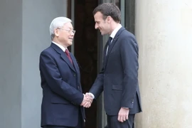 Tổng thống Cộng hòa Pháp Emmanuel Macron đón Tổng Bí thư Nguyễn Phú Trọng. (Ảnh: Trí Dũng/TTXVN)