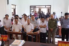 Các bị cáo tại phiên tòa sơ thẩm. (Ảnh: Nguyễn Văn Cảnh/TTXVN)