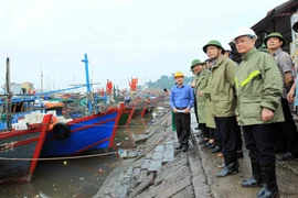Bộ trưởng Bộ Nông nghiệp và Phát triển nông thôn, Trưởng Ban Chỉ đạo Trung ương về Phòng chống thiên tai Nguyễn Xuân Cường kiểm tra công tác phòng chống bão số 4 tại bến cá Ngọc Hải, Khu 1 Đồ Sơn, quận Đồ Sơn. (Ảnh: An Đăng/TTXVN)
