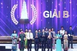 Ông Phạm Bình Minh, Ủy viên Bộ Chính trị, Phó Thủ tướng, Bộ trưởng Bộ Ngoại giao và ông Trần Thanh Mẫn, Bí thư Trung ương Đảng, Chủ tịch Ủy ban Trung ương Mặt trận Tổ quốc Việt Nam trao giải B cho các tác giả. (Ảnh: Doãn Tấn/TTXVN)