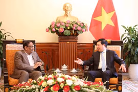 Phó Thủ tướng, Bộ trưởng Ngoại giao Phạm Bình Minh tiếp ông Md. Shahidul Haque, Thứ trưởng Thường trực Bộ Ngoại giao Bangladesh. (Ảnh: Dương Giang/TTXVN)