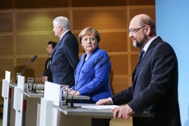 Thủ tướng Đức Angela Merkel (trái) và lãnh đạo đảng SPD Martin Schulz ( phải) tại buổi họp báo sau cuộc đàm phán ở Berlin ngày 12/1. (Nguồn: AFP/TTXVN)