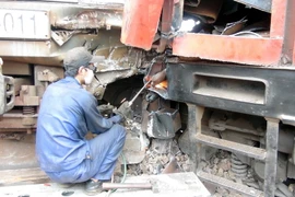 Các lực lượng khẩn trương khắc phục sự cố va chạm tàu. (Ảnh: Đỗ Trưởng/TTXVN)