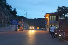 Từ 1/7, tuyến đường Hòa Bình qua khu vực công trình Nhà máy thủy điện Hòa Bình sẽ cấm các phương tiện đường bộ lưu thông. (Ảnh: Thanh Hải/TTXVN)
