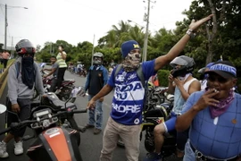 Các phần tử quá khích trong cuộc bạo loạn đường phố tại Managua, Nicaragua ngày 15/7. (Nguồn: EPA/TTXVN)