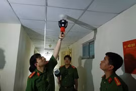 Cảnh sát phòng cháy, chữa cháy kiểm tra hệ thống báo cháy. (Nguồn: TTXVN phát)
