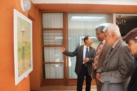 Triển lãm tranh về biển Việt Nam tại Nam Phi thu hút khách tham quan