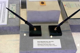 Bút ký Hiệp định Paris được trưng bày tại triển lãm. (Ảnh: Thành Đạt/TTXVN)