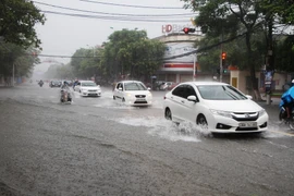 Mưa lớn khiến tuyến phố Phan Đình Phùng (Hà Tĩnh) bị ngập sâu, gây khó khăn cho các phương tiện khi lưu thông trên tuyến phố này. (Ảnh: Phan Quân/TTXVN)