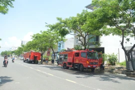 Xe chữa cháy được điều động đến hiện trường vụ cháy. (Ảnh: Đinh Văn Nhiều/TTXVN)