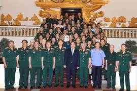 Thủ tướng Nguyễn Xuân Phúc và các cựu chiến binh. (Ảnh: Thống Nhất/TTXVN)