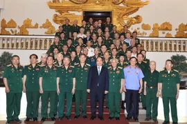 Thủ tướng Nguyễn Xuân Phúc và các cựu chiến binh. (Ảnh: Thống Nhất/TTXVN)