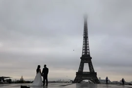 Một cặp đôi chụp ảnh cưới tại khu vực Tháp Eiffel ở Paris ngày 5/9. (Nguồn: AFP/TTXVN)