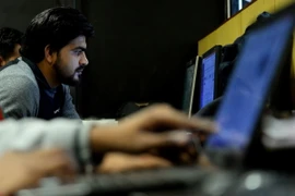 Nhân viên một công ty giải pháp an ninh mạng làm việc tại New Delhi, Ấn Độ. (Nguồn: AFP/TTXVN)