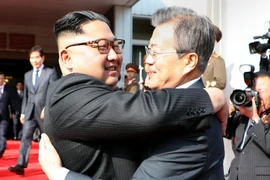 Tổng thống Hàn Quốc Moon Jae-in (phải) và Nhà lãnh đạo Triều Tiên Kim Jong-un trong cuộc gặp bất ngờ tại làng đình chiến Panmunjom ngày 26/5. (Nguồn: AFP/ TTXVN)