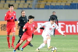 Công Phượng đi bóng trước các cầu thủ U23 Hàn Quốc. (Ảnh: Hoàng Linh/TTXVN)