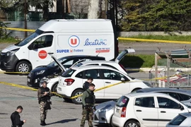 Cảnh sát điều tra chiếc xe Radouane Lakdim đã cướp (giữa) để thực hiện vụ bắt giữ con tin ở Trebes ngày 23/3. (Nguồn: AFP/ TTXVN)