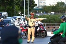 Cảnh sát giao thông Đội 4, Công an thành phố Hà Nội điều tiết giao thông tại ngã tư đường Giải Phóng-Đại Cồ Việt. (Ảnh: Doãn Tấn/TTXVN)