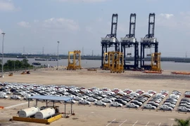 Ôtô nhập khẩu tại cảng container Trung tâm Sài Gòn (SPCT). (Ảnh: Danh Lam/TTXVN)