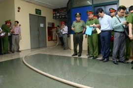 Đoàn kiểm tra công tác phòng cháy, chữa cháy Bộ Công an kiểm tra chung cư cao tầng M3, M4 số 91, Nguyễn Chí Thanh, phát hiện hệ thống đường ống chữa cháy bị hỏng gây chảy nước. (Ảnh: Doãn Tấn/TTXVN)