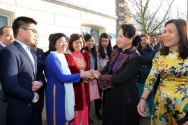 Cán bộ, nhân viên Đại sứ quán và bà con Việt kiều đón Chủ tịch Quốc hội Nguyễn Thị Kim Ngân. (Ảnh: Trọng Đức/TTXVN)