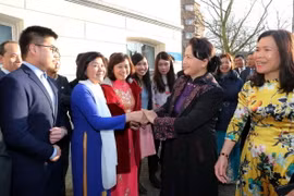 Cán bộ, nhân viên Đại sứ quán và bà con Việt kiều đón Chủ tịch Quốc hội Nguyễn Thị Kim Ngân. (Ảnh: Trọng Đức/TTXVN)