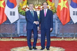Chủ tịch nước Trần Đại Quang đón Tổng thống Hàn Quốc Moon Jae-in. (Ảnh: Nhan Sáng/TTXVN)