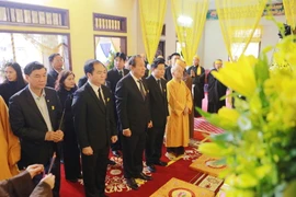 Phó Thủ tướng Thường trực Trương Hòa Bình dâng hoa viếng Hòa thượng Thích Thanh Sam. (Ảnh: Dương Giang/TTXVN)
