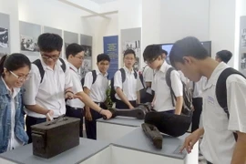 Học sinh xem các hiện vật lịch sử tại bảo tàng. (Ảnh: Gia Thuận/TTXVN)