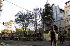 Cảnh sát Indonesia gác tại tại hiện trường vụ nổ bom ở Đông Java ngày 13/5. (Nguồn: EPA-EFE/TTXVN)
