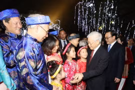 Tổng Bí thư Nguyễn Phú Trọng với nhân dân tại Tượng đài Lý Thái Tổ. (Ảnh: Trí Dũng/TTXVN)