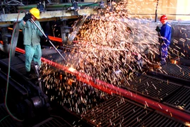 Sản xuất thép ở Công ty Cổ phần Gang thép Thái Nguyên. (Ảnh: Ngọc Hà/TTXVN)