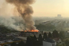 Cột khói từ đám cháy bốc lên rất cao. (Nguồn: TTXVN phát)