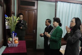 Chủ tịch Quốc hội Nguyễn Thị Kim Ngân, Phó Chủ tịch Quốc hội Đỗ Bá Tỵ đến dâng hương tưởng niệm Chủ tịch Hồ Chí Minh tại Nhà 67 thuộc khu Di tích Phủ Chủ tịch. (Nguồn: TTXVN)