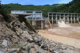 Sạt lở nghiêm trọng cách chân đập thủy điện khoảng 50m về phía hạ du. (Ảnh: Nguyễn Oanh/TTXVN)
