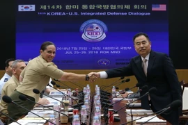 Thứ trưởng phụ trách Chính sách Quốc phòng Hàn Quốc Yeo Suk-joo (phải) và quyền Phó Trợ lý Bộ trưởng Quốc phòng Mỹ Roberta Shea (trái) tại cuộc đối thoại ở Seoul, ngày 26/7. (Nguồn: YONHAP/TTXVN)