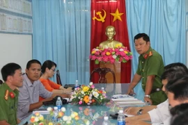 Thượng tá Phan Tấn Ca phát biểu tại buổi họp báo. (Ảnh: Minh Trí/TTXVN)