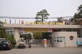 Một học sinh tiểu học nguy kịch do ngã từ trên cao xuống sân trường