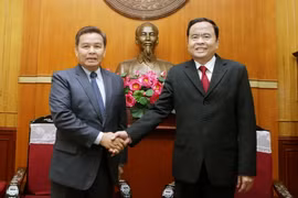 Chủ tịch Mặt trận Tổ quốc Việt Nam Trần Thanh Mẫn tiếp ông Saysomphone Phomvihane, Ủy viên Bộ Chính trị, Chủ tịch Ủy ban Trung ương Mặt trận Lào xây dựng đất nước. (Ảnh: Nguyễn Dân/TTXVN)