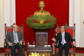 Ông Nguyễn Văn Bình, Trưởng Ban Kinh tế Trung ương tiếp đoàn Quỹ tiền tệ Quốc tế (IMF) do ông Alex Mourmouras, Trưởng Đoàn Điều IV, Vụ châu Á-Thái Bình Dương làm Trưởng đoàn. (Ảnh: Phương Hoa/TTXVN)