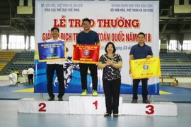 Giám đốc Sở Văn hóa, Thể thao và Du lịch tỉnh Bạc Liêu Cao Xuân Thu Vân trao giải nhất, nhì, ba toàn đoàn cho các đội. (Ảnh: Nhật Bình/TTXVN)