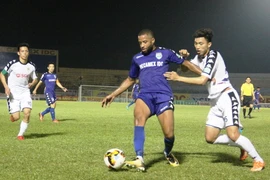 Một pha tranh chấp bóng của cầu thủ hai đội. (Ảnh: Hải Âu/TTXVN)